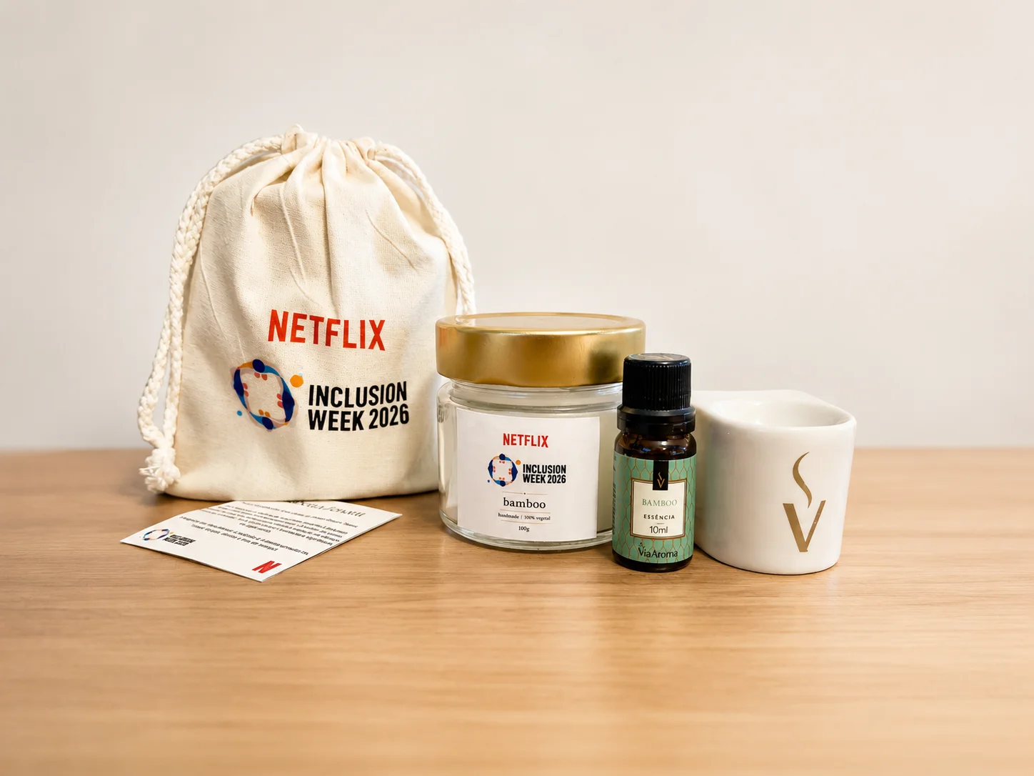 Detalhe do kit Netflix Inclusion Week 2026, com vela, óleo essencial e saquinho personalizado