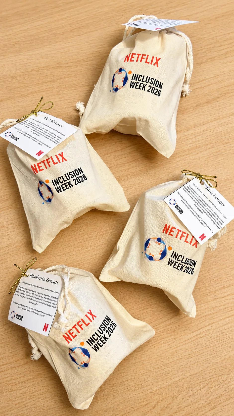 Kits personalizados Netflix Inclusion Week 2026, com etiqueta nominal para cada convidado